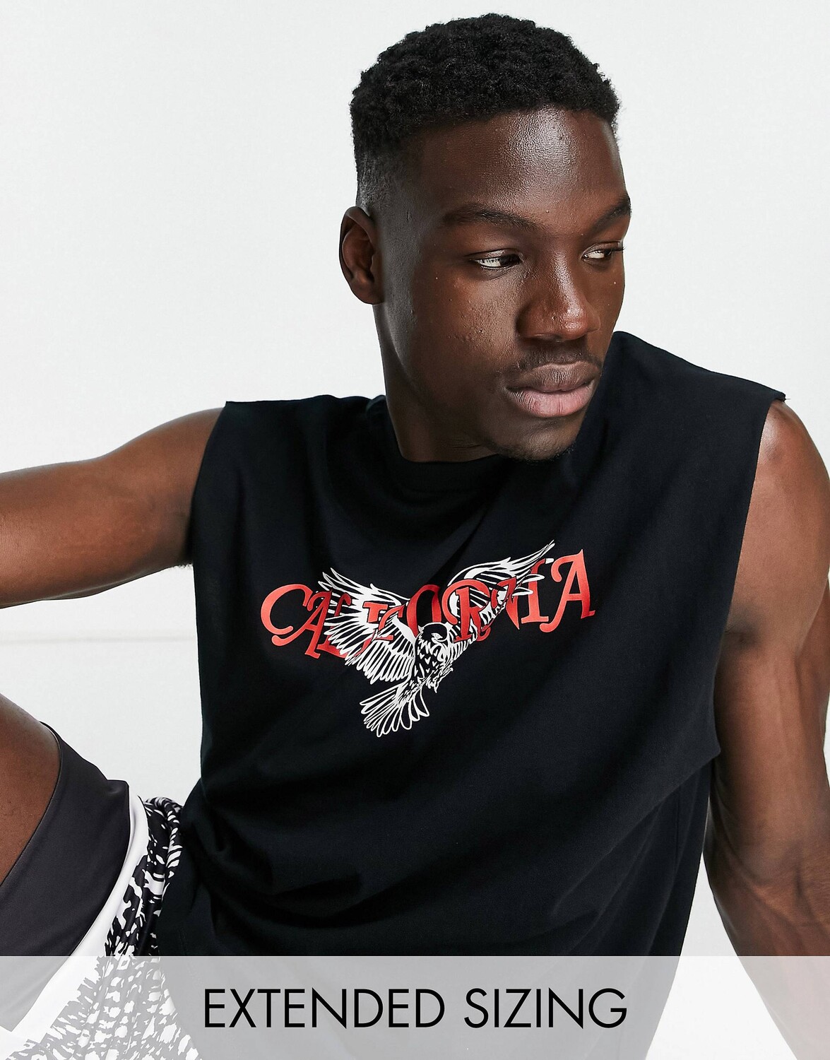 

Черный свободный жилет с принтом Califorina спереди ASOS DESIGN