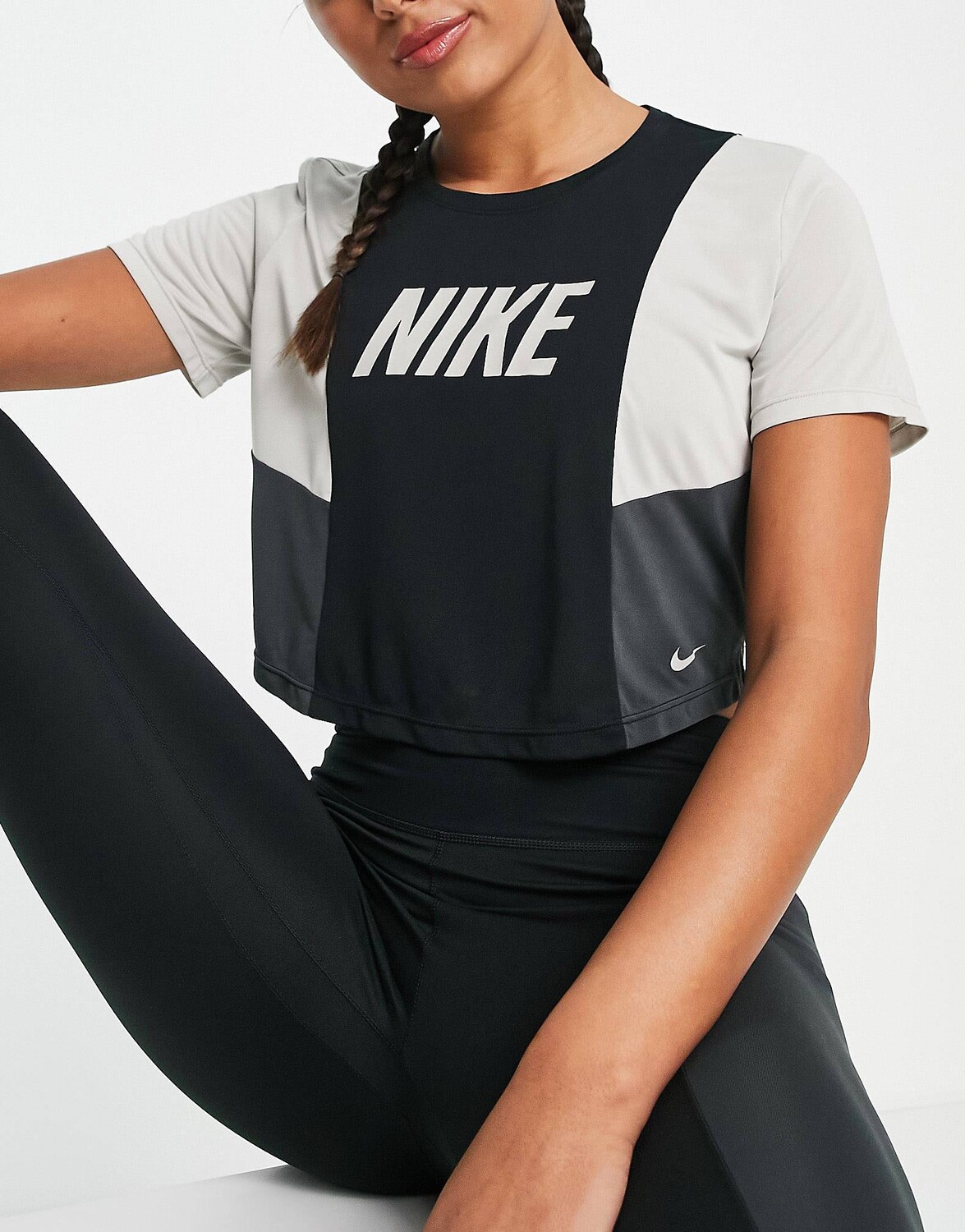 

Черная укороченная футболка Nike Training One Colourblock Dri-FIT