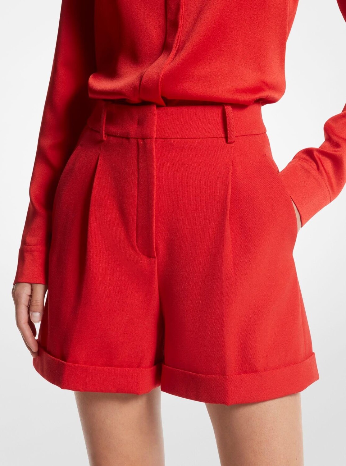 

Шорты Michael Kors Wool Gabardine Pleated Cuff, красный