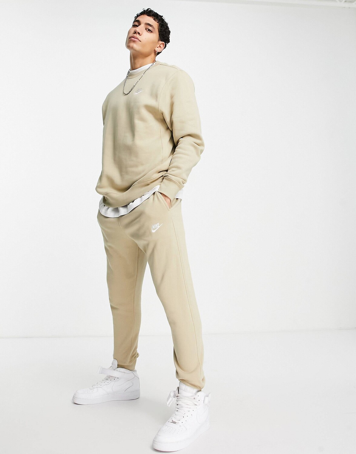 

Спортивные брюки с манжетами Nike Club из известняка