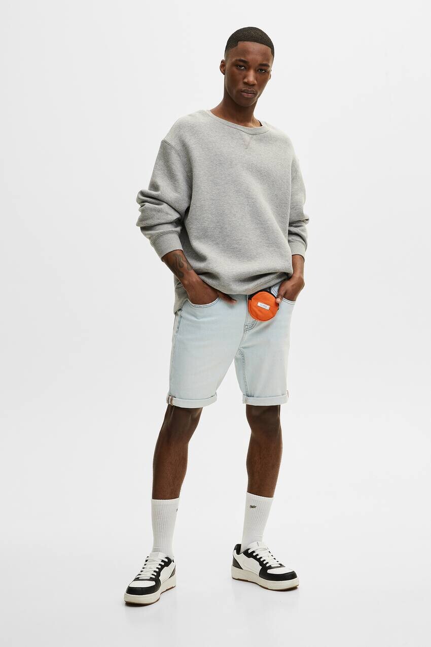 

Базовые джинсовые шорты узкого кроя-бермуды Pull&Bear, бледный индиго