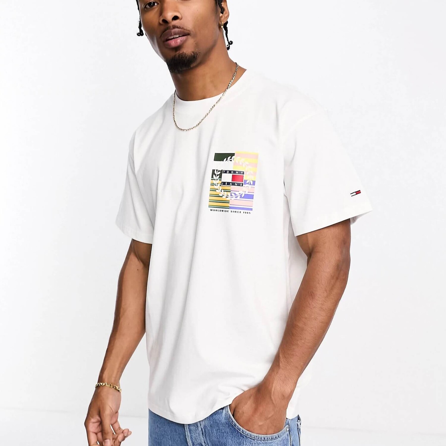 

Футболка Tommy Jeans Relaxed Flag Graphic Logo, белый