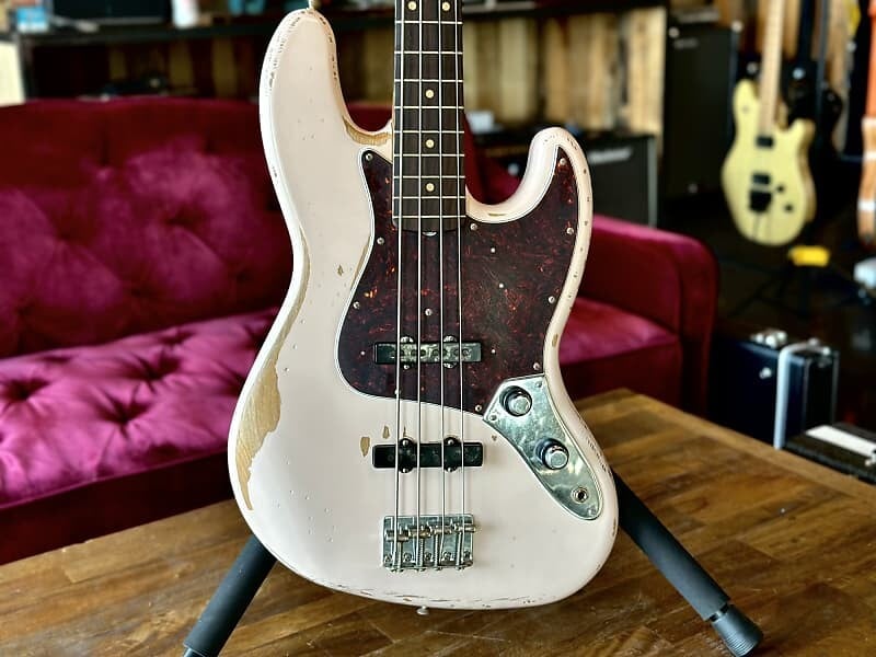 

Бас-гитара Fender Flea Jazz Bass, накладка на гриф из палисандра, розовый цвет Roadworn Shell с сумкой для переноски 0141020356