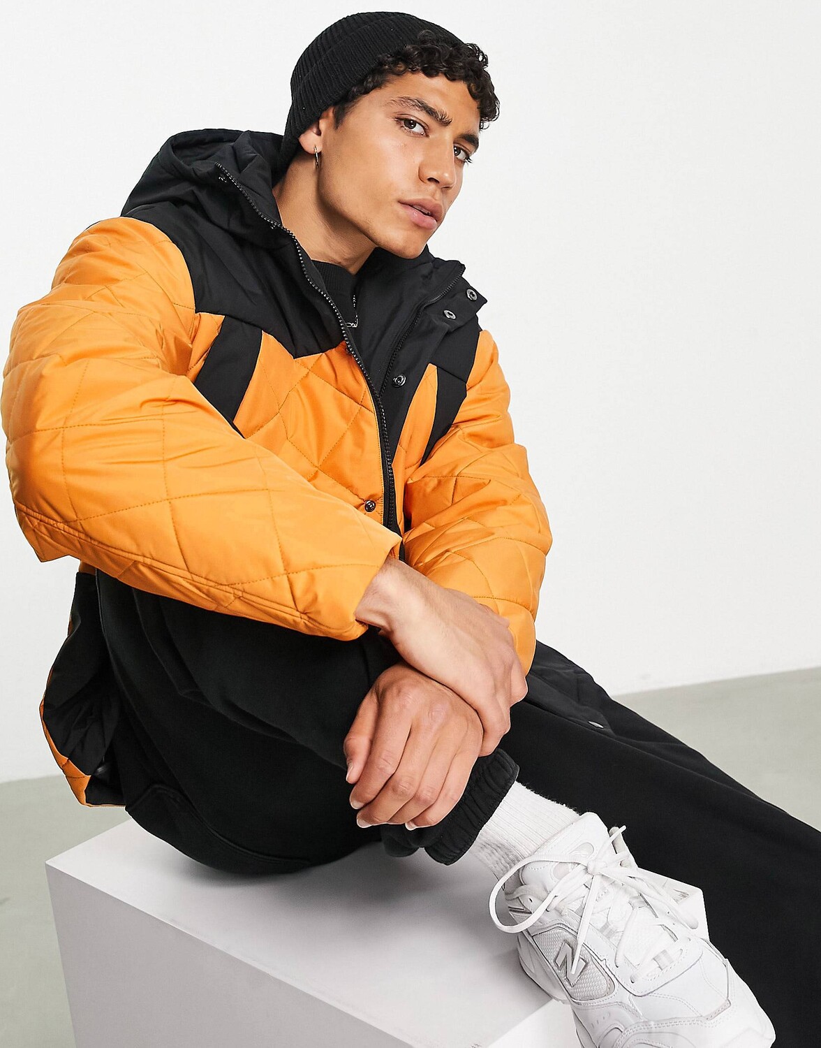 

Стеганый дождевик оверсайз с капюшоном ASOS DESIGN в оранжево-черных тонах