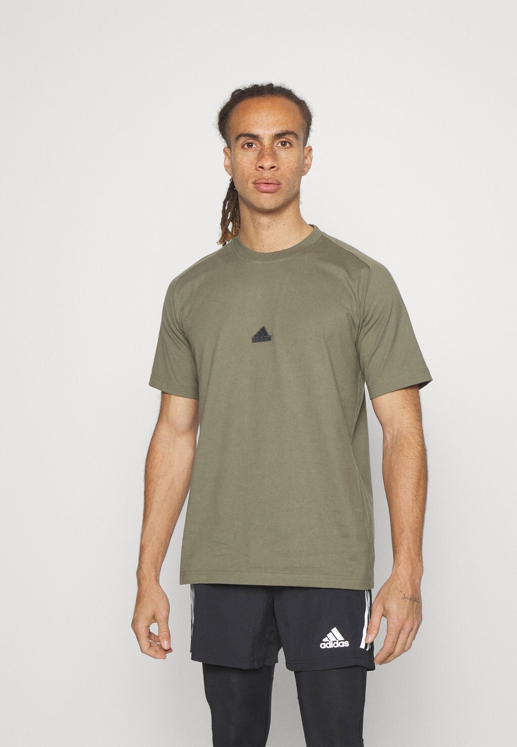 

Базовая футболка Z.N.E. adidas Sportswear, цвет olive strata