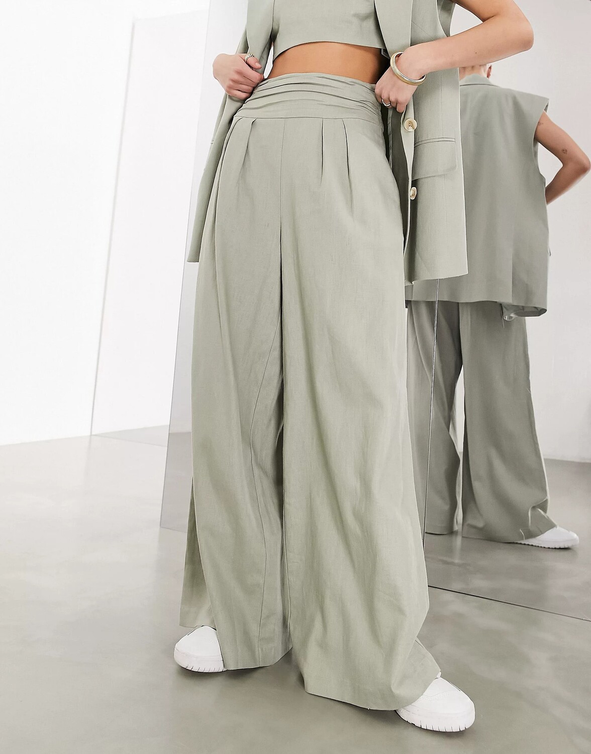 Брюки Asos Edition Ruched Waistband Super Wide Leg Tailored, темно-зеленый