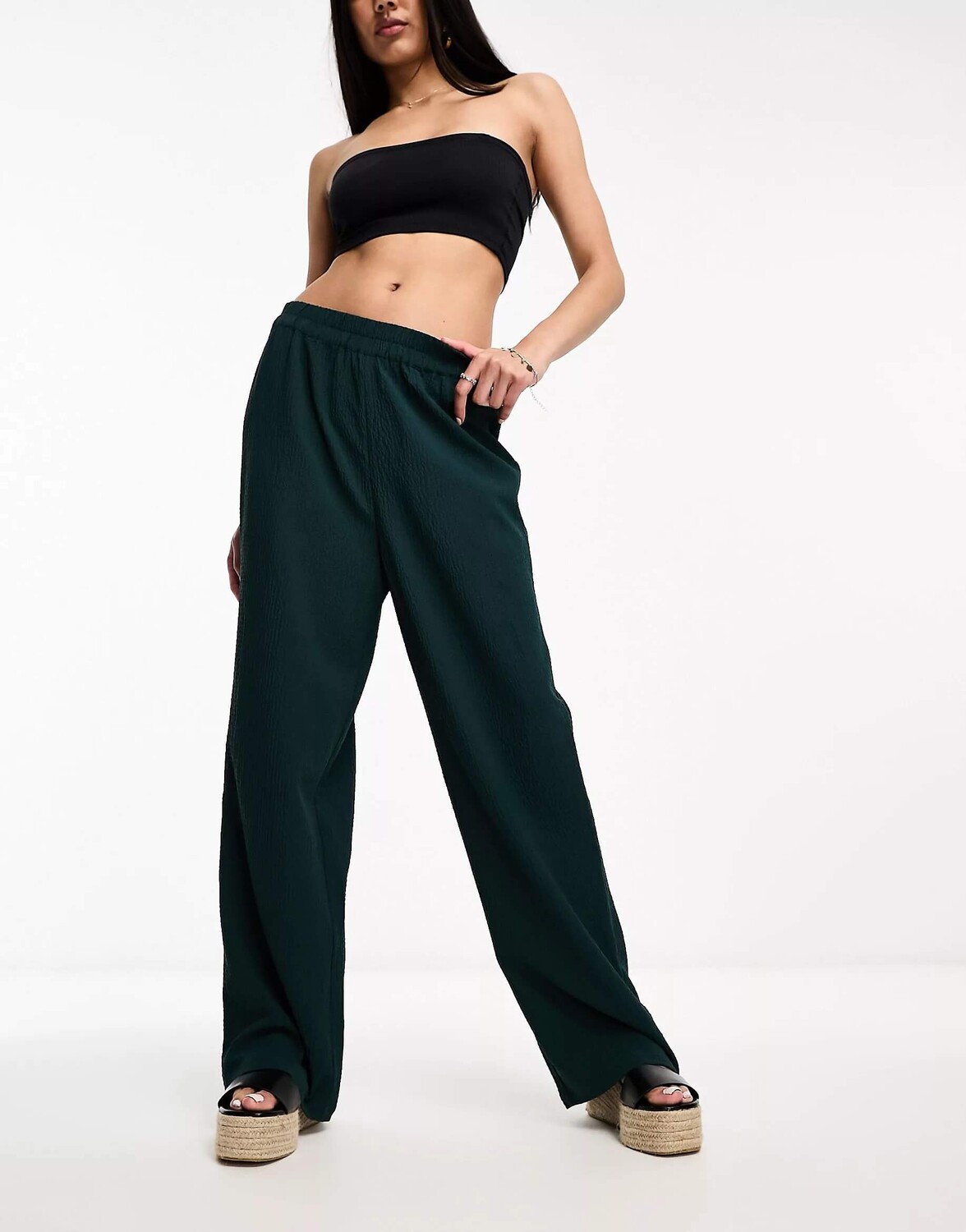 

Брюки Monki Pull On Textured, темно-зеленый