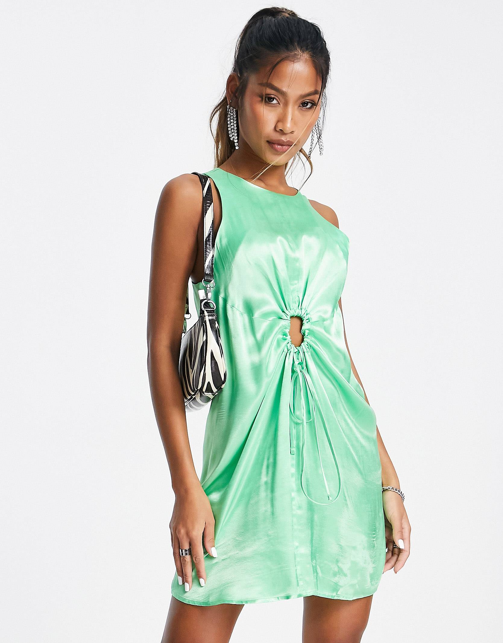 цена Яблочное атласное мини-платье с вырезами Topshop