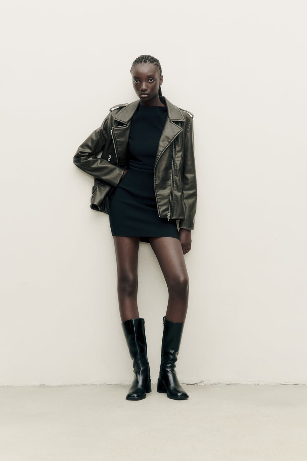 

Эластичное платье со сборками ZARA, черный