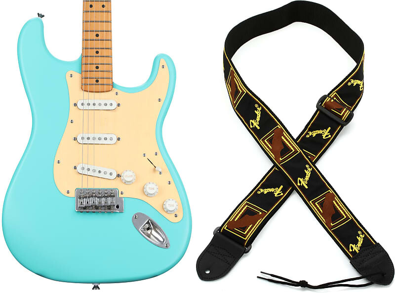

Squier 40th Anniversary Stratocaster Electric Guitar Vintage Edition - Satin Seafoam Green с кленовым грифом в комплекте с Fender 2-дюймовым гитарным ремешком с монограммой - черный, желтый и коричневый