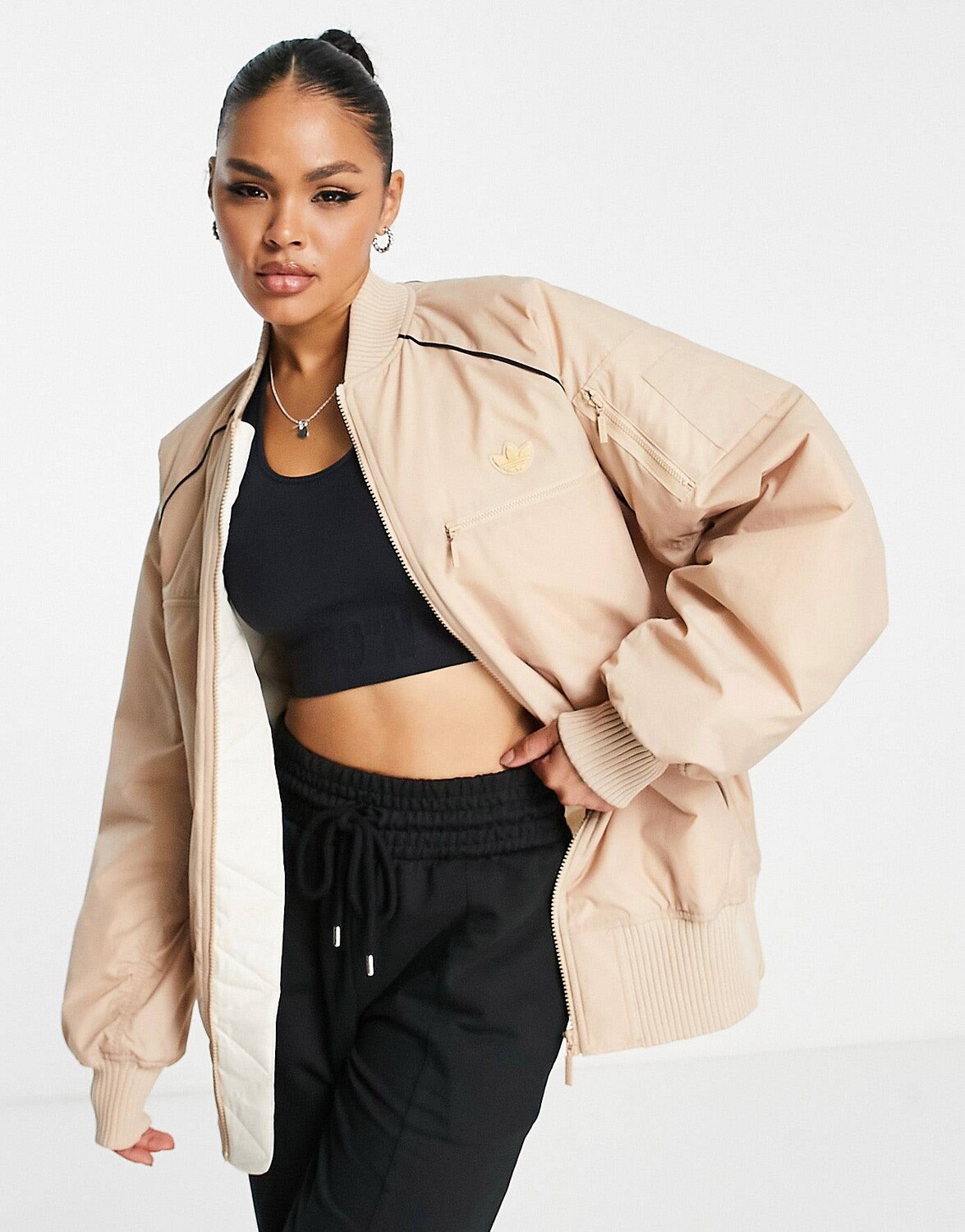 

Бежевый бомбер adidas Originals
