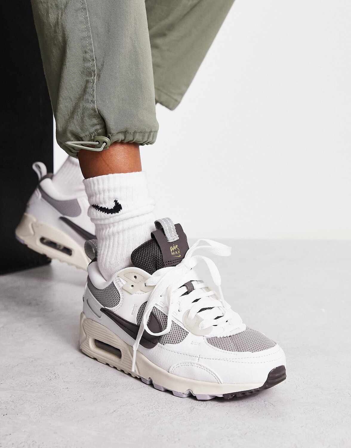 

Кроссовки Nike Air Max 90 Futura цвета волчьего серого и кремового белого