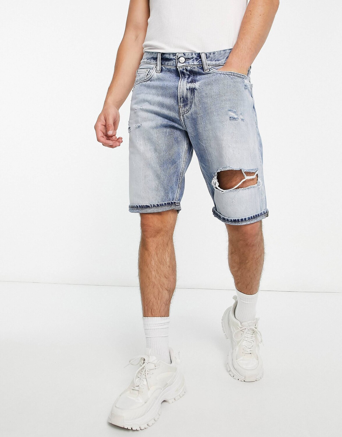 

Светлые джинсовые шорты с эффектом потертости Calvin Klein Jeans классического кроя