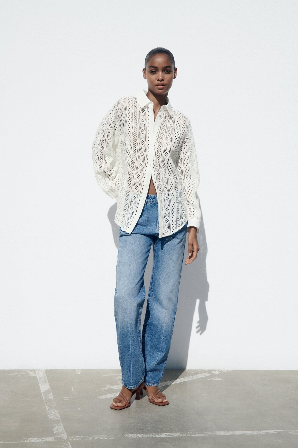 

Рубашка с связанными крючком рубашками ZARA, экру