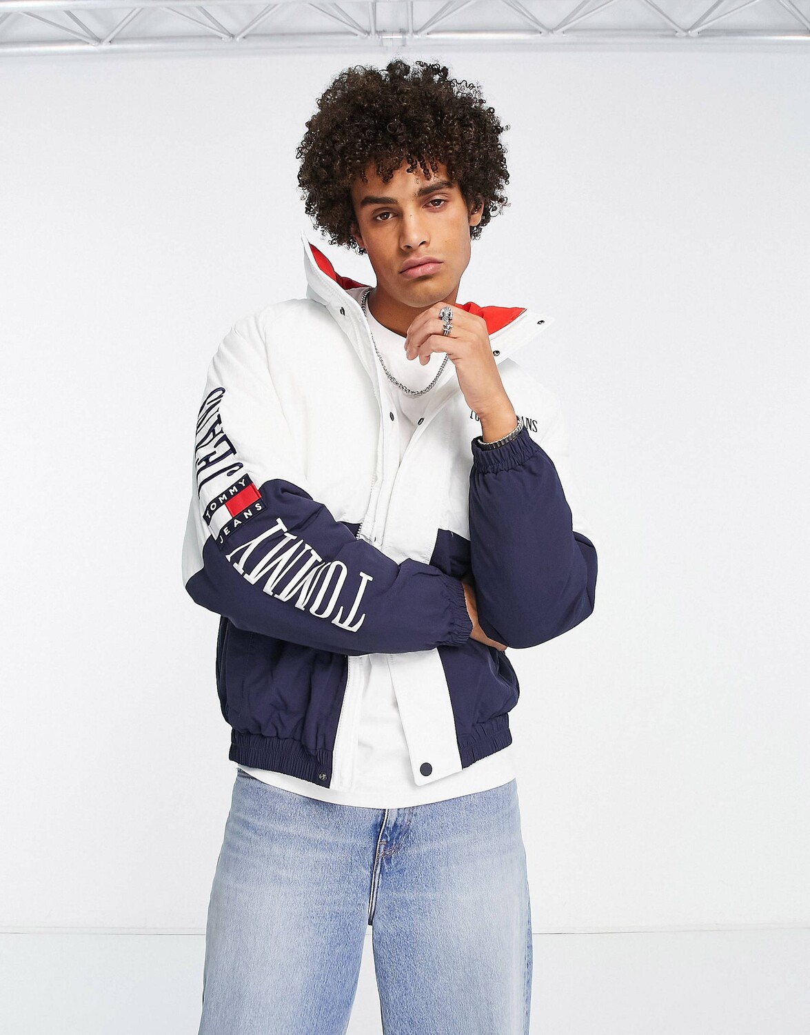 

Темно-синяя куртка в стиле колор-блок с логотипом Tommy Jeans