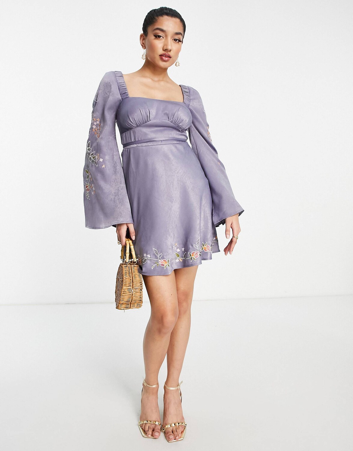 

Атласное платье мини с косым вырезом и цветочной вышивкой ASOS DESIGN