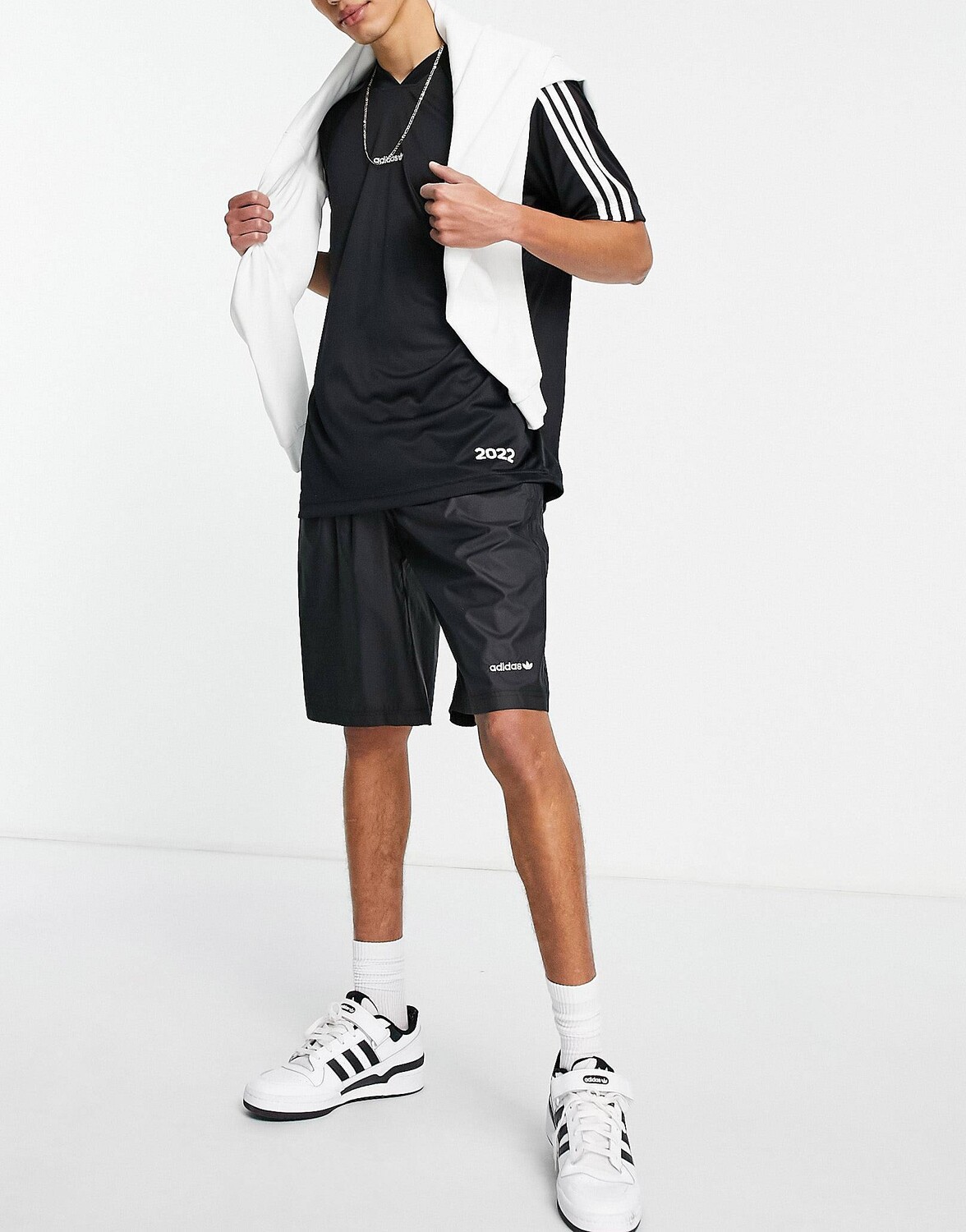 

Черные шорты adidas Originals 50 years