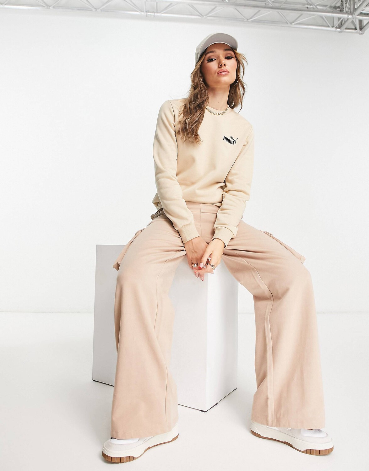 

Светло-песочный свитшот с маленьким логотипом Puma Essentials, Бежевый