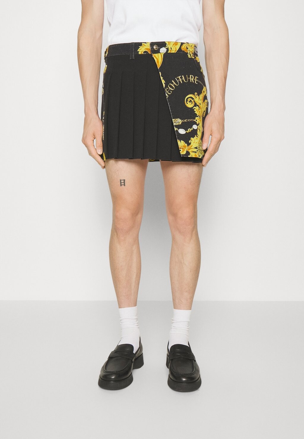 

Джинсовые шорты Versace Jeans Couture