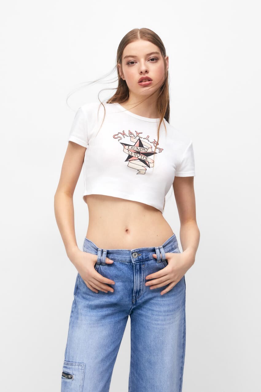 

Укороченная футболка Шакиры Pull&Bear