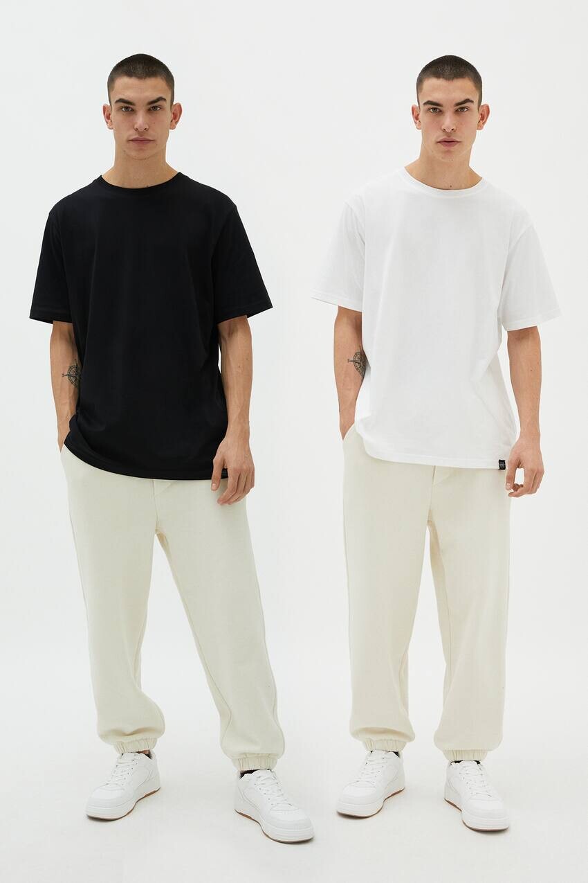 

Набор из трех основных футболок с короткими рукавами. Pull&Bear