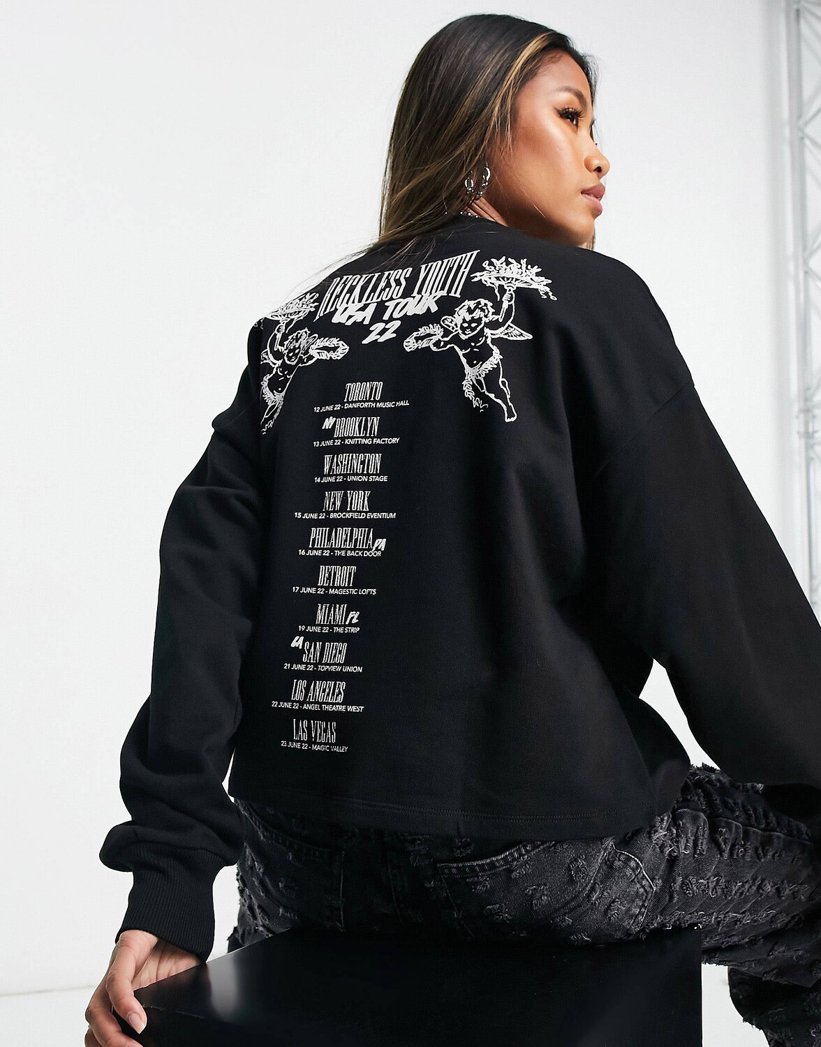 

Черный свитшот с графичным принтом ASOS DESIGN