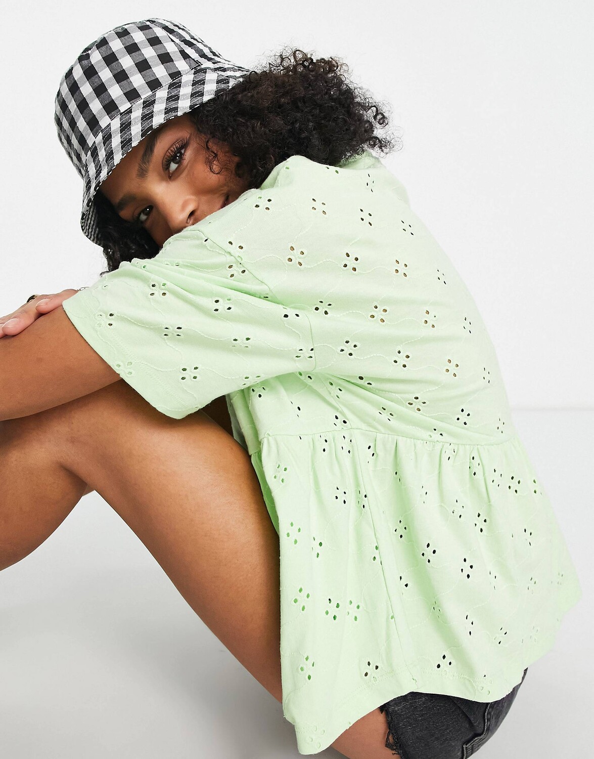 

Выбеленный зеленый топ с вышивкой ASOS DESIGN