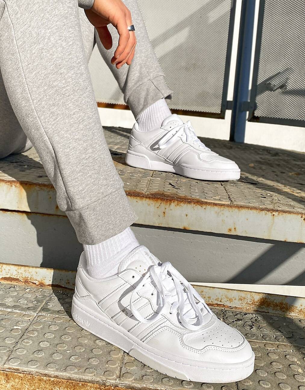 

Белые кроссовки adidas Originals Court Refit