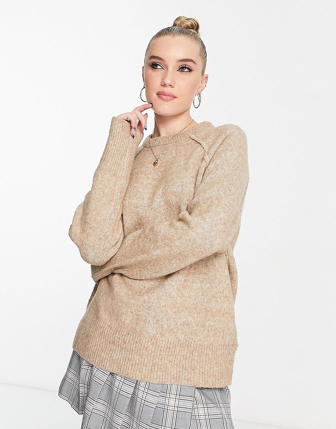 

Серо-коричневый джемпер оверсайз с круглым вырезом ASOS DESIGN