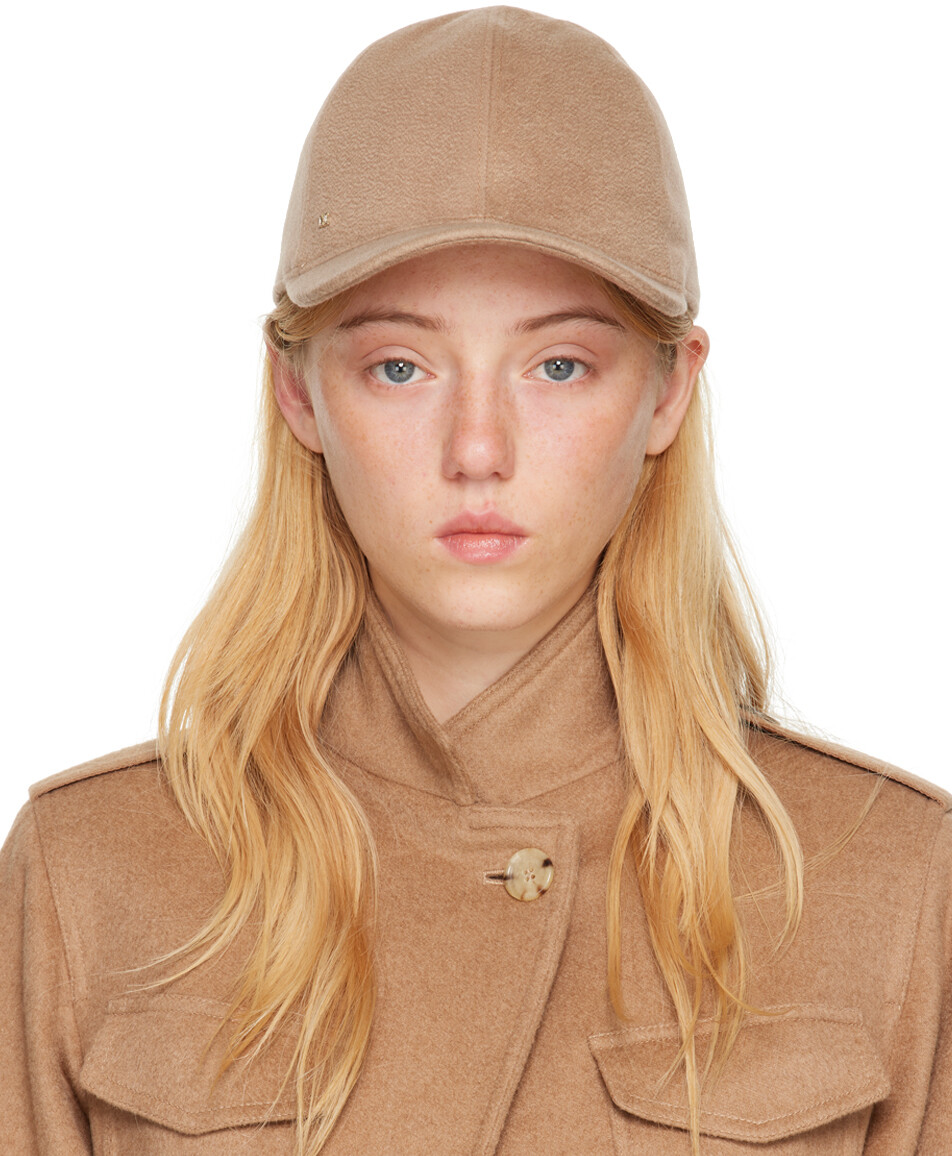 

Бежевая кепка с монограммой Max Mara