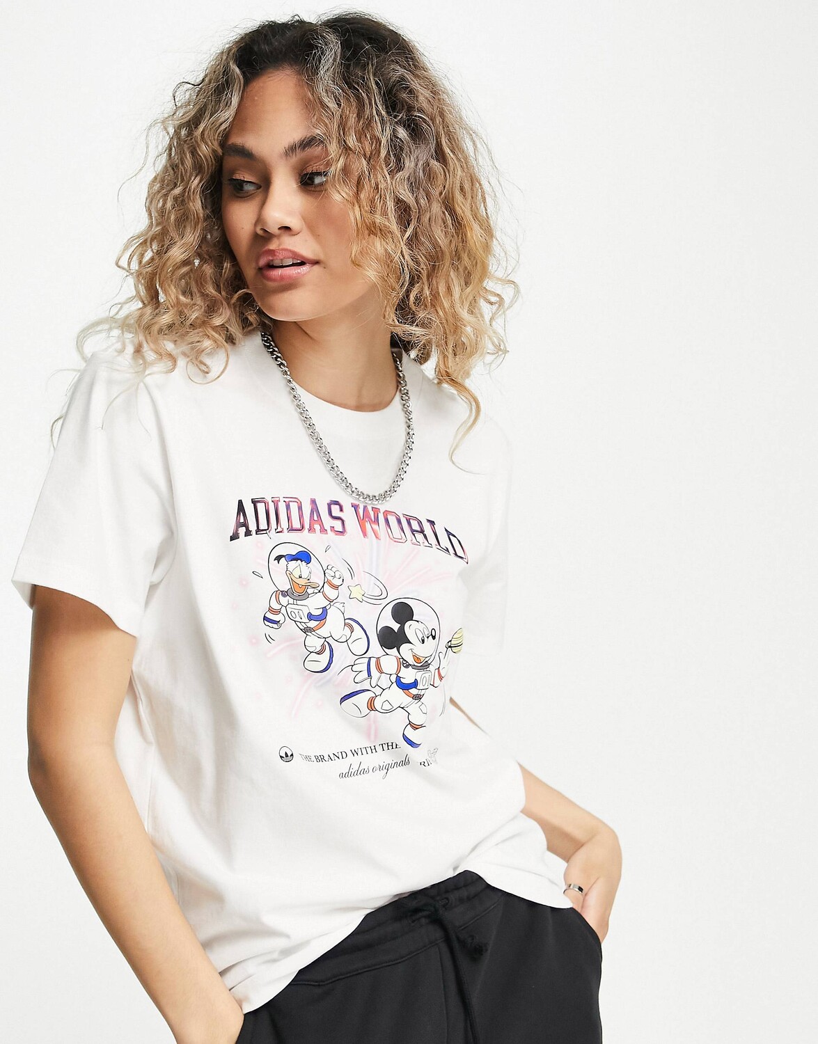 

Белая футболка с рисунком adidas Originals Disney