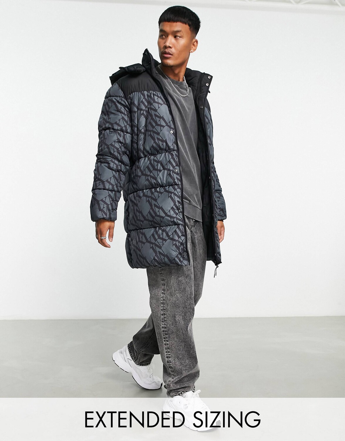 

Черная удлиненная пуховая куртка с монограммой ASOS DESIGN