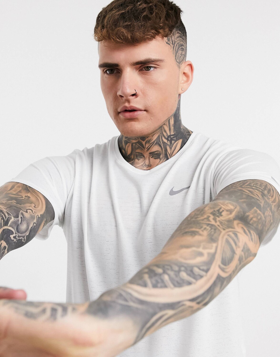 

Белая футболка Nike Running Miler с серебристым светоотражающим покрытием