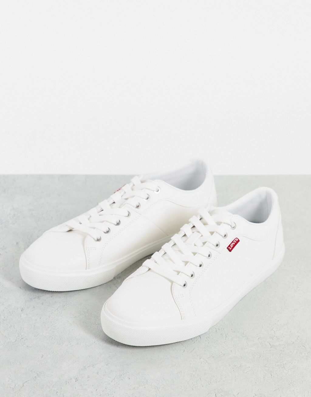 

Белые кроссовки Levi's Woodward с небольшим логотипом