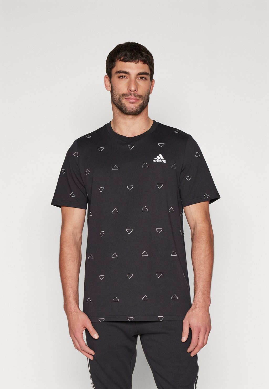 

Спортивная футболка SEASONAL ESSENTIALS MONOGRAM GRAPHIC TEE adidas Sportswear, цвет black