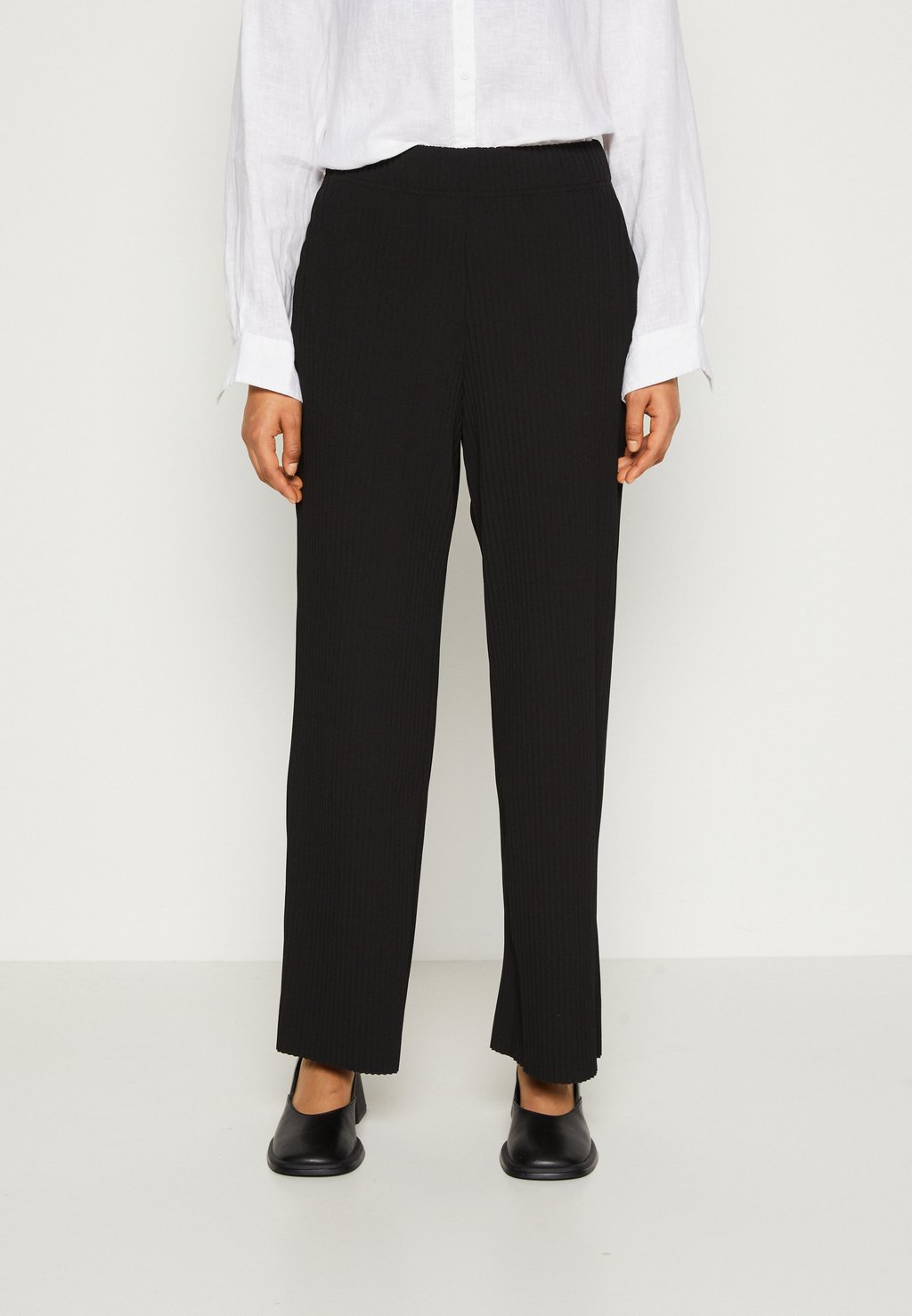 

Брюки SLFSILLA WIDE PLISSE PANT Selected Femme, цвет black