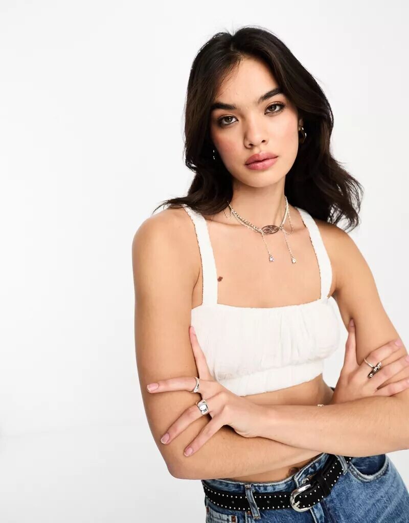 

Белый хлопковый топ без косточек со сборками Bershka