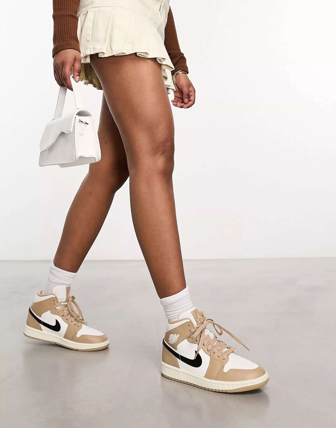 

Кроссовки Air Jordan 1 Mid кремового цвета и цвета пустыни, Бежевый