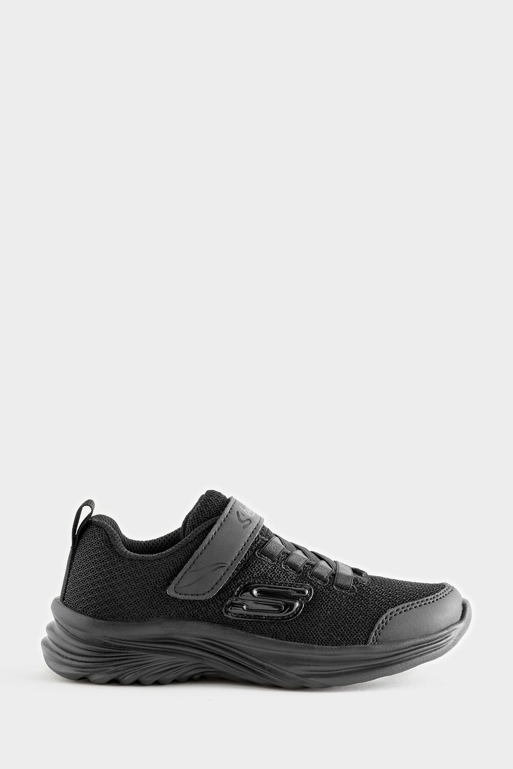 

Мечтательная танцующая мисс в минималистских кроссовках Skechers, черный