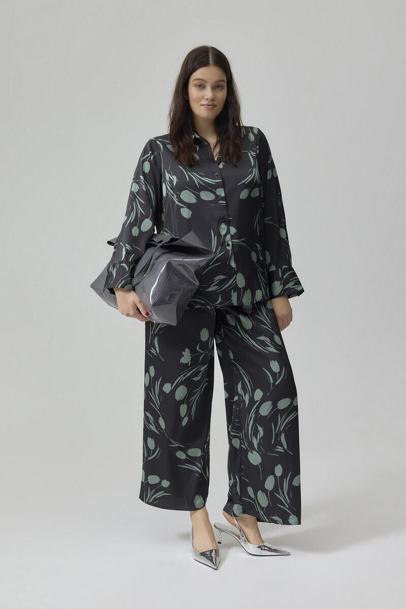 

Длинные брюки изогнутой формы Vero Moda Curve, черный