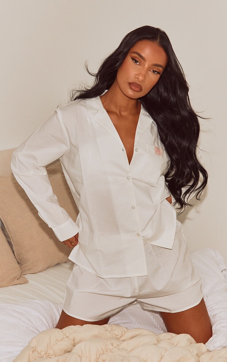 

PrettyLittleThing Белая пижамная рубашка с длинными рукавами из хлопковой ткани на пуговицах