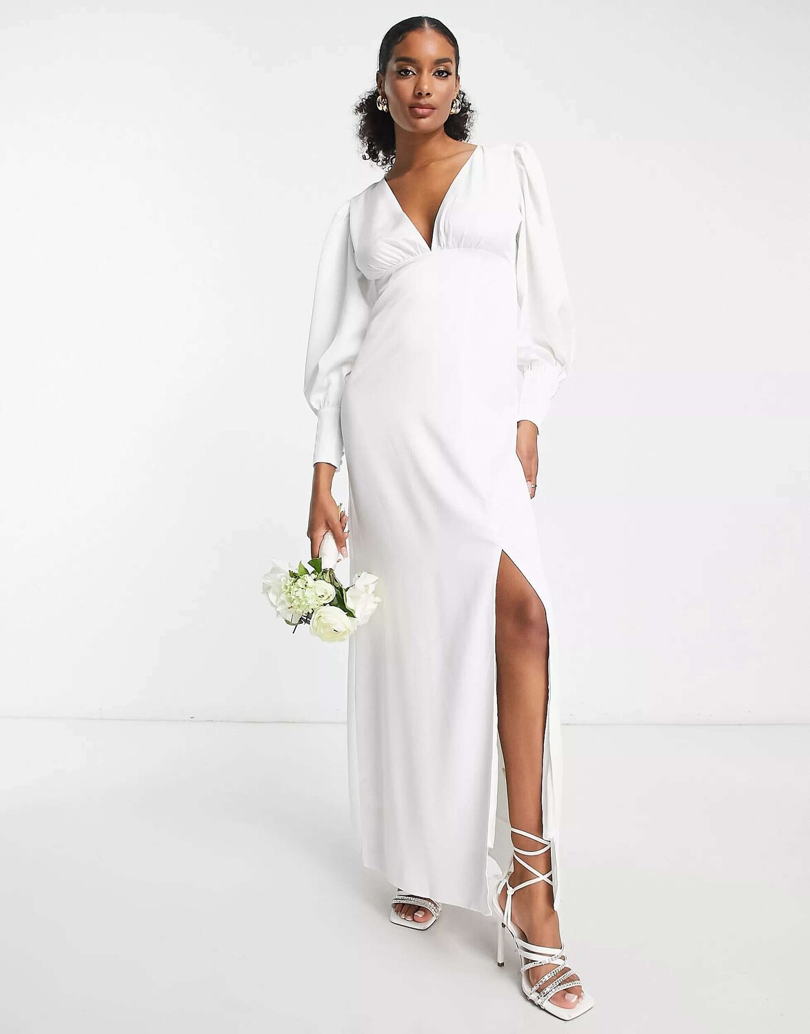 

Белое атласное платье макси с длинными рукавами Y.A.S Bridal, Белый