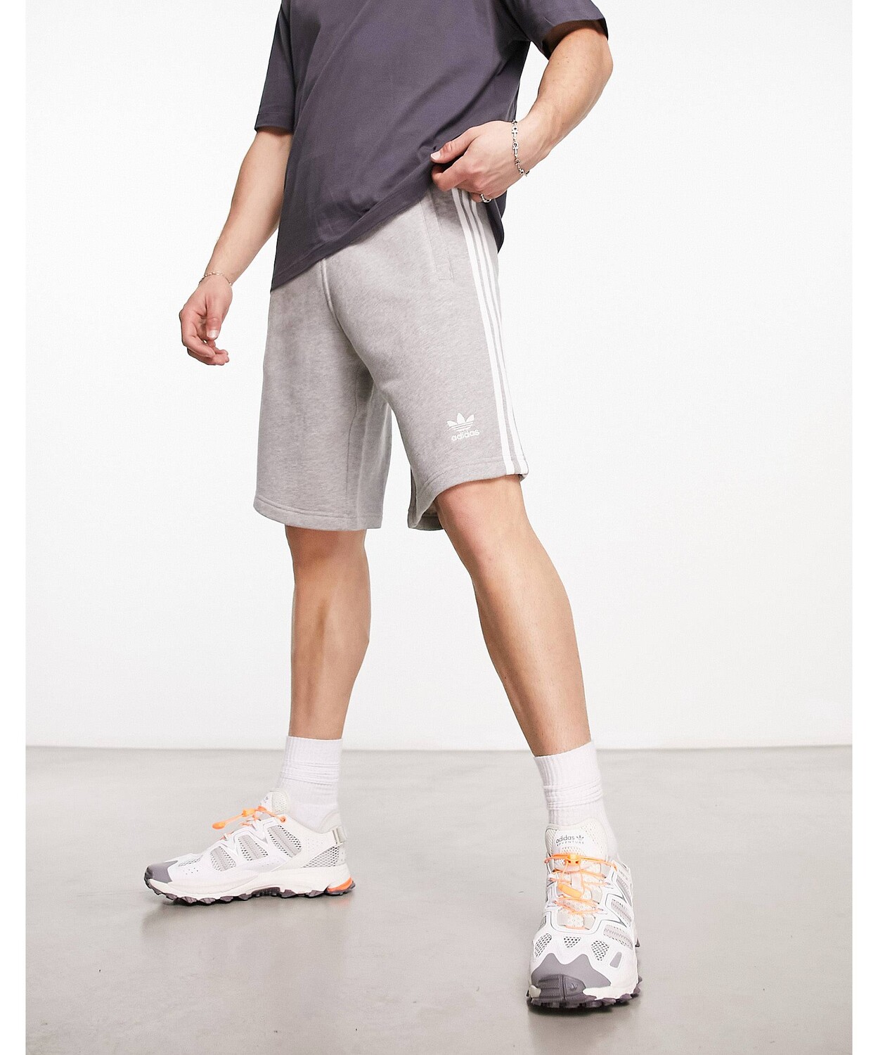 

Серые шорты с тремя полосками adidas Originals