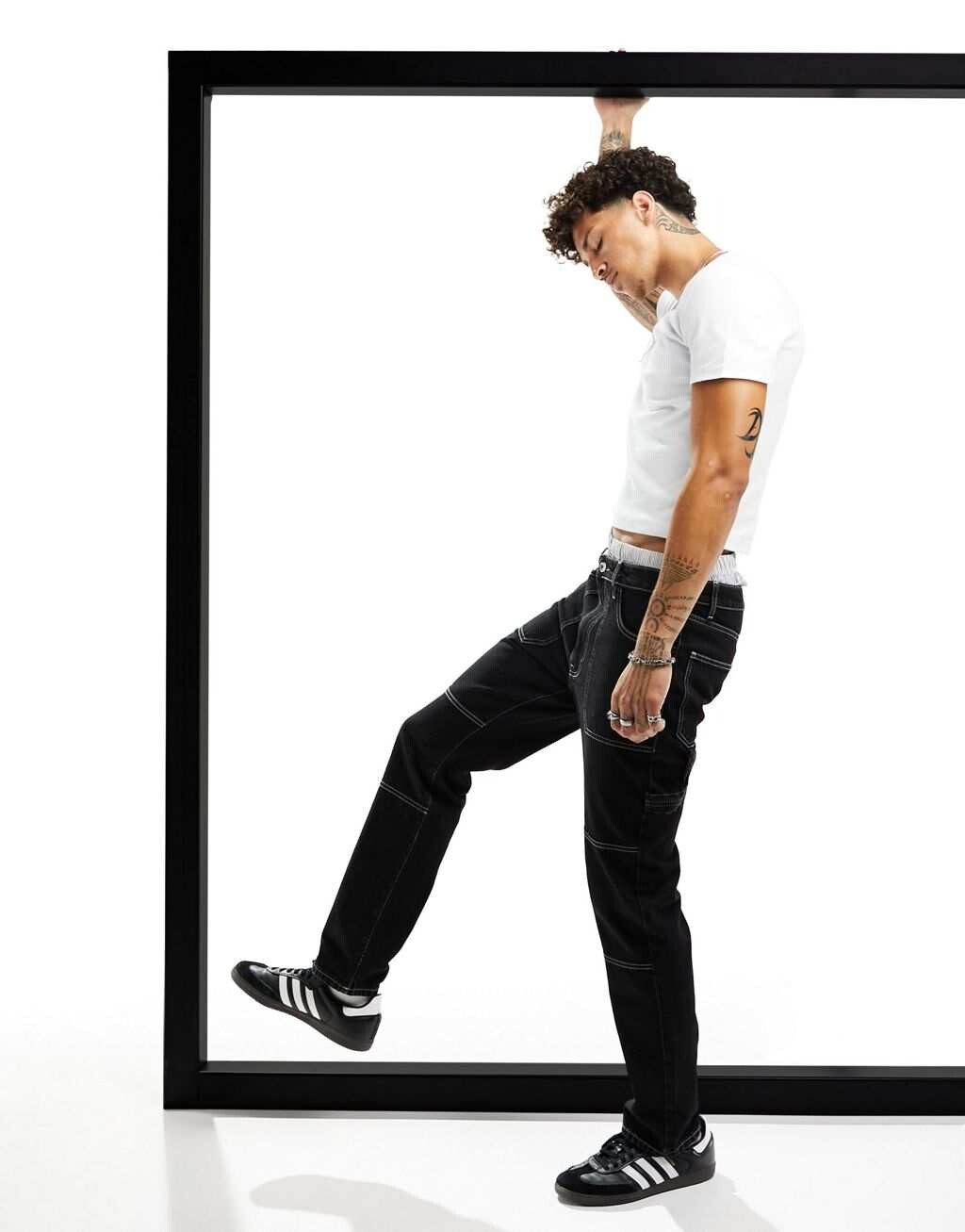 

Черные прямые джинсы с контрастной строчкой ASOS DESIGN
