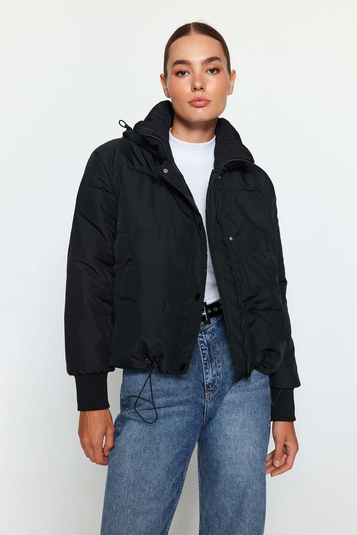 Куртка-пуховик Trendyol оверсайз водоотталкивающая стеганая с капюшоном, черный куртка стеганая средней длины на молнии с капюшоном l черный