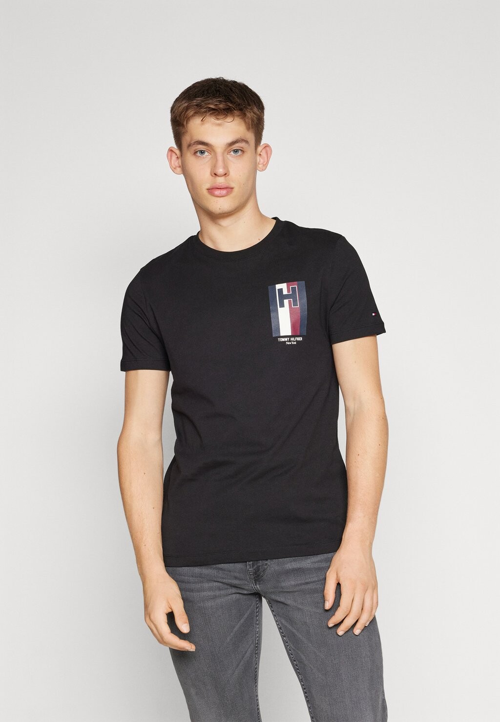 

Футболка с принтом EMBLEM TEE Tommy Hilfiger, черный