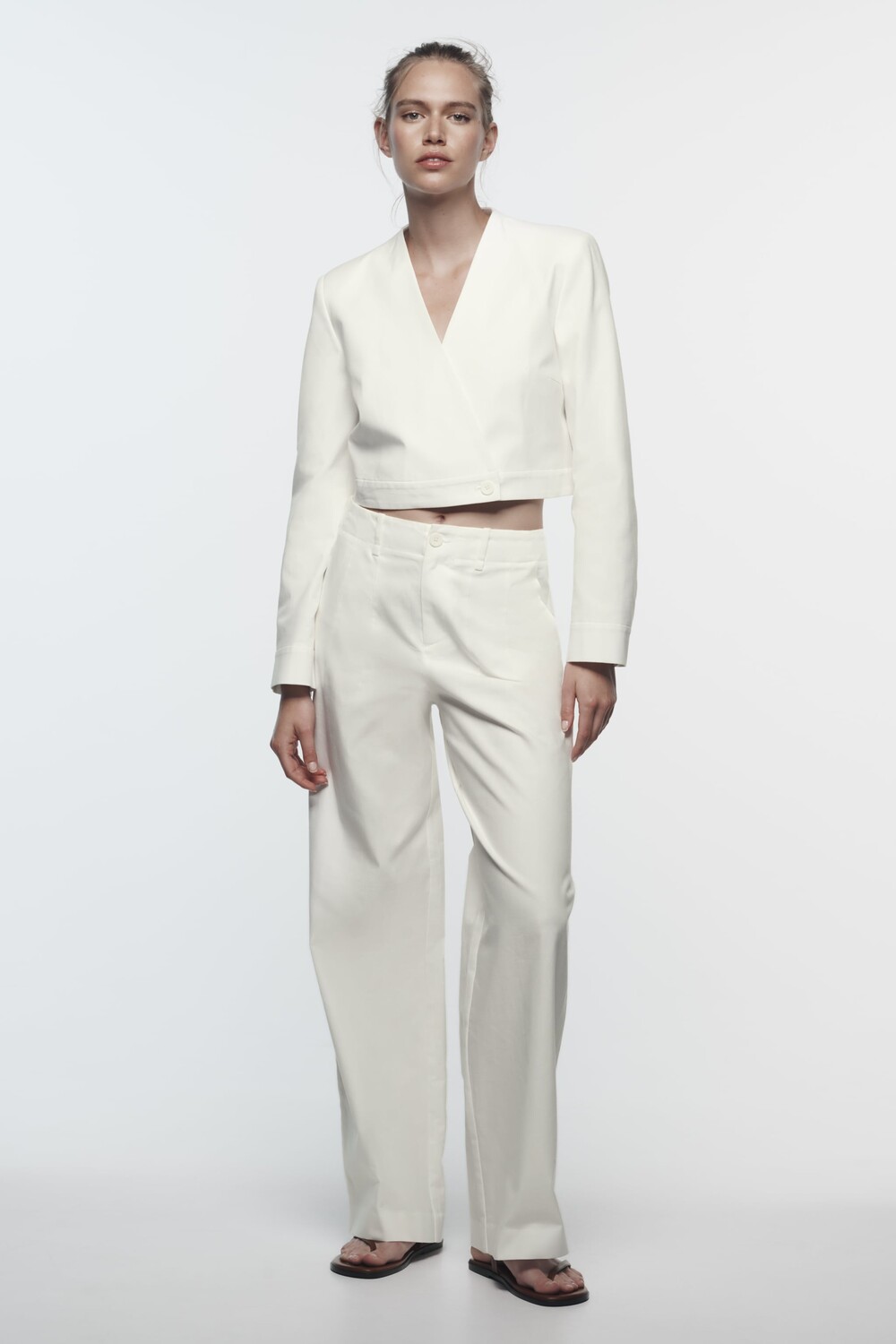 

Короткий пиджак с утепленными плечами Zara, экрю