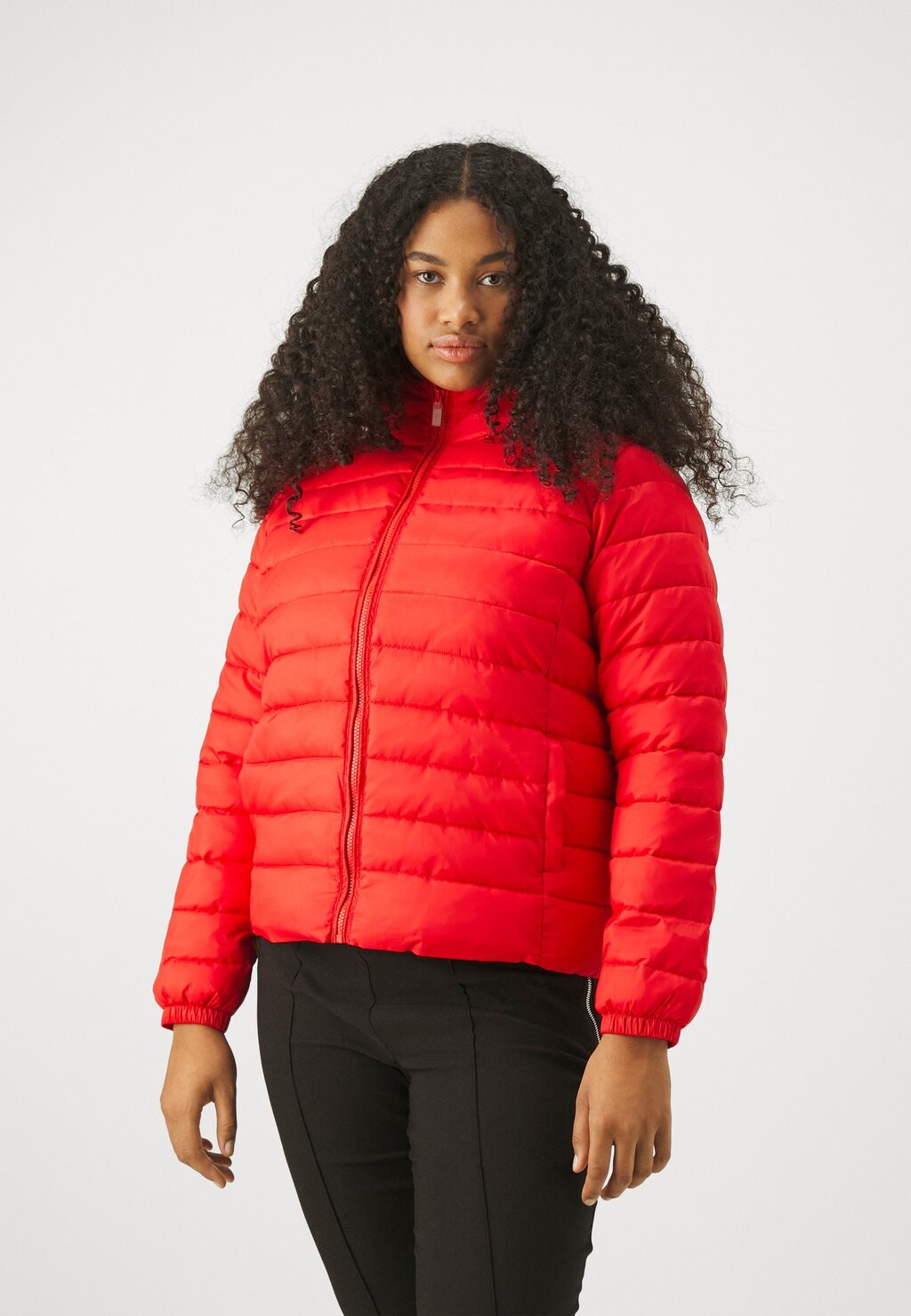 

Легкая куртка CARTAHOE HOOD JACKET ONLY Carmakoma, цвет high risk red