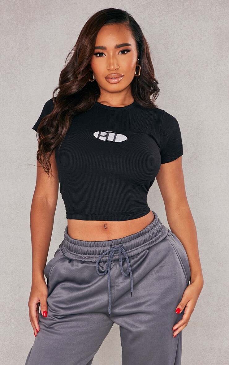 

PrettyLittleThing Форма черная футболка в рубчик, Черный