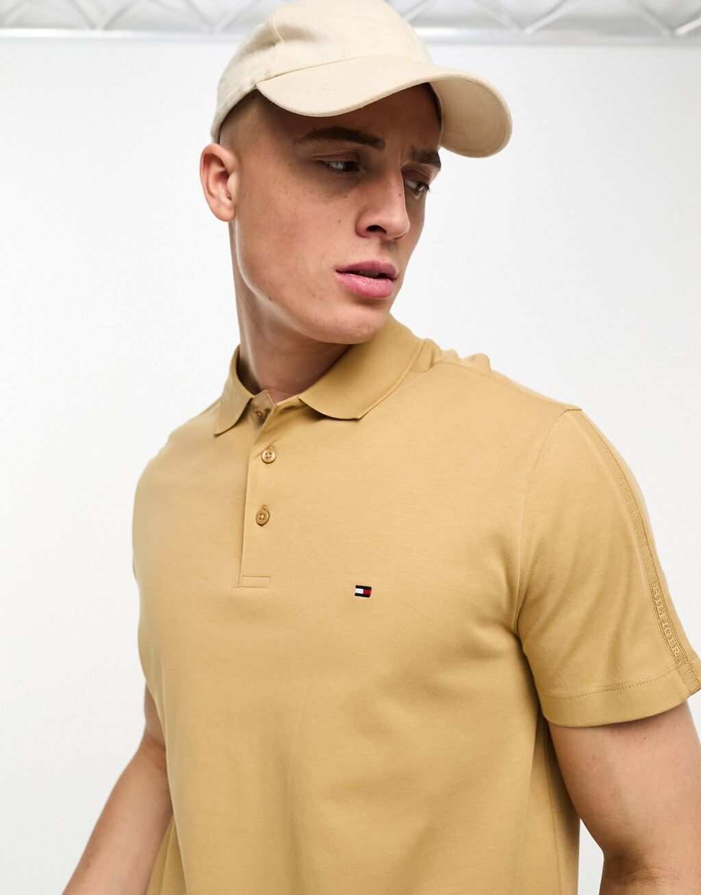 

Бежевая рубашка-поло классического кроя с рукавами интерлок Tommy Hilfiger